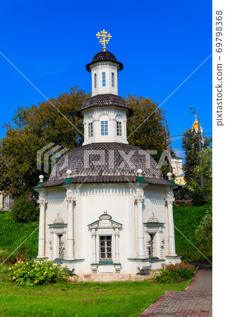 Chapel of the Pyatnitsky well in Sergiev Posad, Russia 69798368
