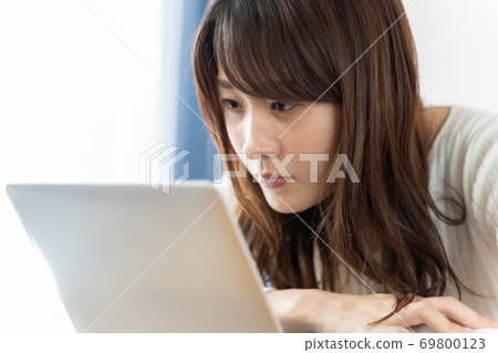 一個女人盯著電腦 一個女人盯著電腦 69800123