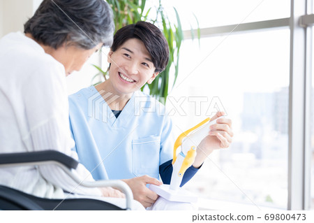 醫生解釋使用膝關節模型 醫生解釋使用膝關節模型 69800473