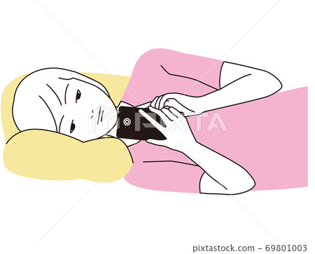 一個女人躺著,盯著她的智能手機 一個女人躺著,盯著她的智能手機 69801003