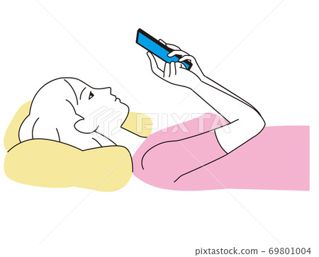 睡覺時抬頭看著她的智能手機的女人 睡覺時抬頭看著她的智能手機的女人 69801004