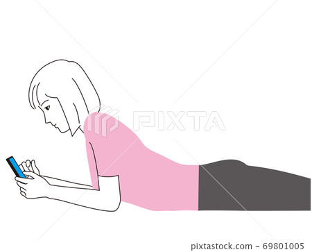 一個女人朝下盯著她的智能手機 一個女人朝下盯著她的智能手機 69801005