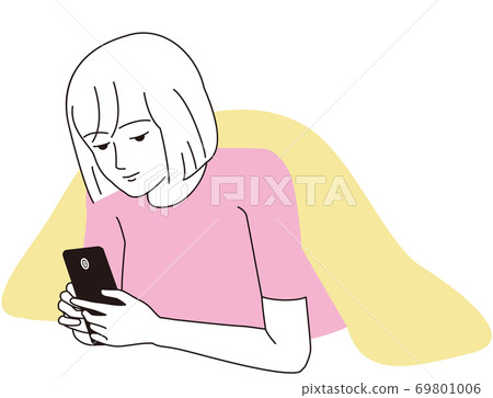 一個女人朝下盯著她的智能手機 一個女人朝下盯著她的智能手機 69801006