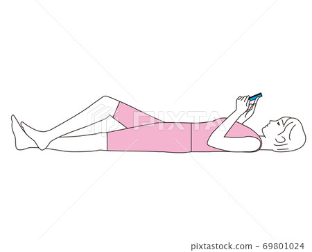 睡覺時抬頭看著她的智能手機的女人 睡覺時抬頭看著她的智能手機的女人 69801024