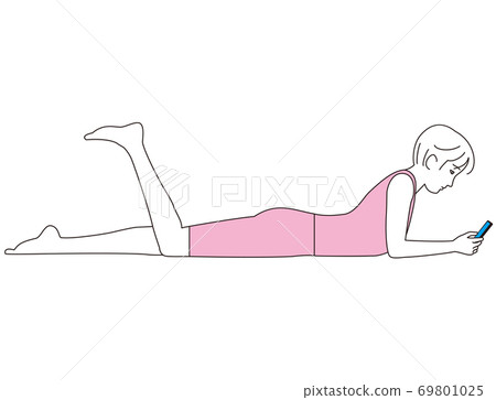 一個女人朝下盯著她的智能手機 一個女人朝下盯著她的智能手機 69801025