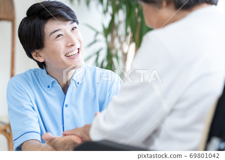 男性照顧者的護理圖像畫像 69801042