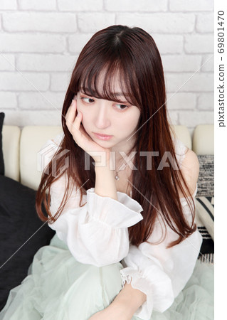 Young lady's hair style Young lady's hair style 69801470