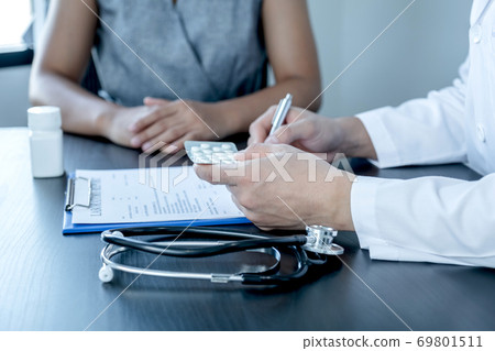 Male doctors explain and recommend treatment with a prescription after the patient meets a doctor and receives results regarding illness problems Male doctors explain and recommend treatment with a prescription after the patient meets a doctor and receives results regarding illness problems 69801511