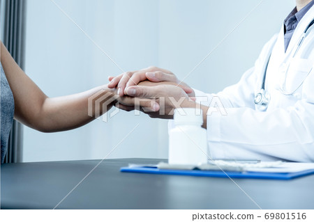 Male doctors use friendly hands to hold the patient's confidence and recommend health care. Medical concepts and good health Male doctors use friendly hands to hold the patient's confidence and recommend health care. Medical concepts and good health 69801516