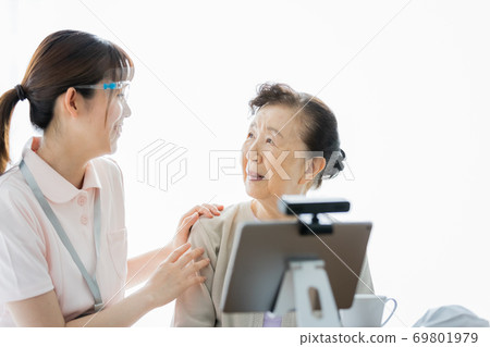 打視頻電話的女高管和他們的協助人員 打視頻電話的女高管和他們的協助人員 69801979