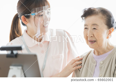 打視頻電話的女高管和他們的協助人員 69802001