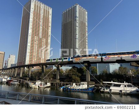 Tokyo Monorail passing along a canal at Shibaura Island near Tokyo Bay 69802211