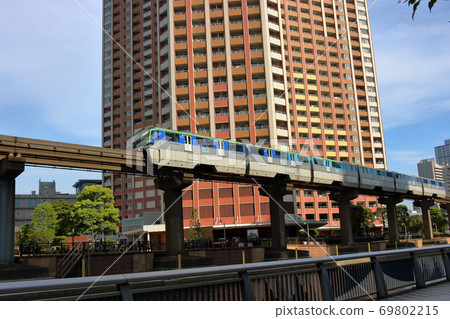 Tokyo Monorail passing along a canal at Shibaura Island near Tokyo Bay 69802215