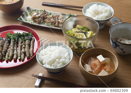 The main dining table is rapeseed pork rolls The main dining table is rapeseed pork rolls 69802309