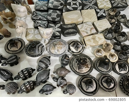 摩洛哥古堡高速公路紀念品店的民間工藝品，例如烏龜和塔金罐 69802805