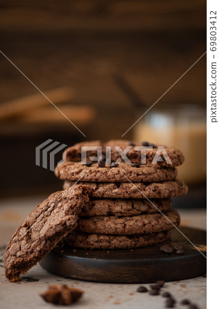 round chocolate chip cookies with almonds 69803412