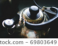 A kettle 69803649
