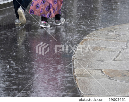 行人在雨中 69803661
