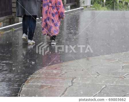 行人在雨中 69803662