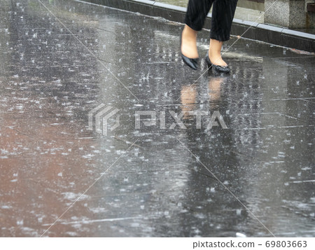 行人在雨中 行人在雨中 69803663