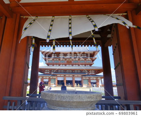 Kondo seen from the central gate of Yakushiji Temple, a World Heritage Site in the ancient city of Nara 69803961