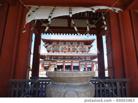 Kondo seen from the central gate of Yakushiji Temple, a World Heritage Site in the ancient city of Nara 69803963