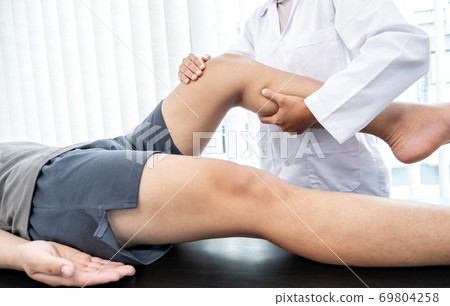 Male patients consulted physiotherapists with knee pain problems for examination and treatment. Rehabilitation physiotherapy concept Male patients consulted physiotherapists with knee pain problems for examination and treatment. Rehabilitation physiotherapy concept 69804258