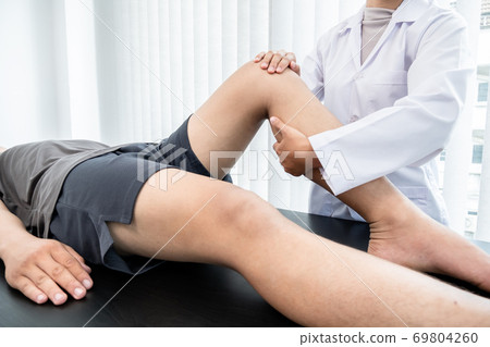 Male patients consulted physiotherapists with knee pain problems for examination and treatment. Rehabilitation physiotherapy concept Male patients consulted physiotherapists with knee pain problems for examination and treatment. Rehabilitation physiotherapy concept 69804260