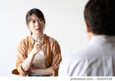 妻子對丈夫有強烈意見 69804589