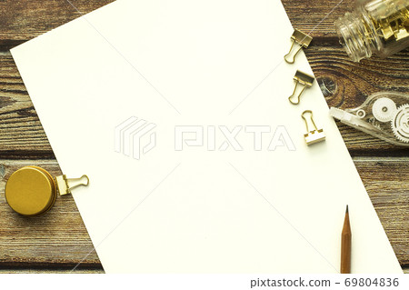 Paper copy space on the wooden table 69804836