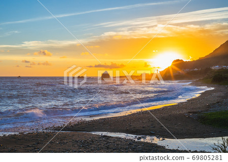 Sunset at Badai Bay in Lanyu, Taitung, Taiwan 69805281
