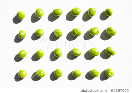 Fresh green peas and grains, nutritious green Fresh green peas and grains, nutritious green 69807035