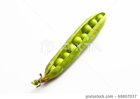 Fresh green peas and grains, nutritious green 69807037