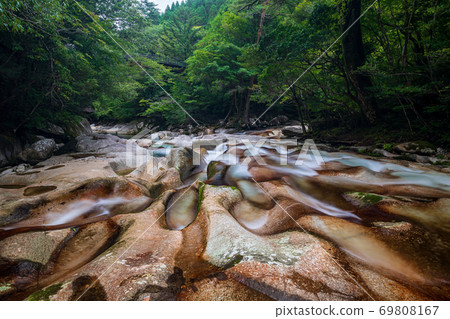 美麗的水富士川河谷流經清澈的桑原河 美麗的水富士川河谷流經清澈的桑原河 69808167