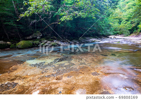 美麗的水富士川河谷流經清澈的桑原河 69808169