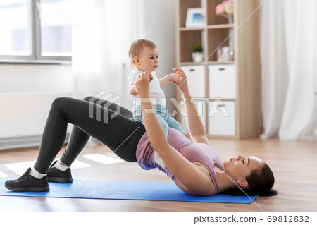 mother with little baby exercising at home 69812832