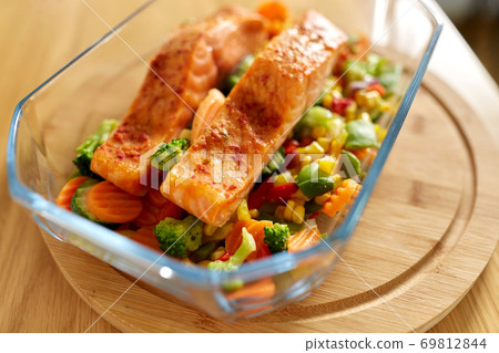 salmon fish in baking dish on kitchen table salmon fish in baking dish on kitchen table 69812844