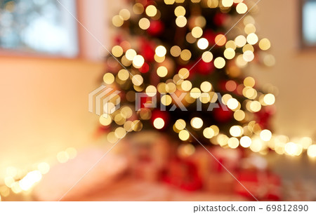 blurred decorated christmas tree at home blurred decorated christmas tree at home 69812890