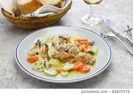 Chicken and mushrooms frucacee 69816578