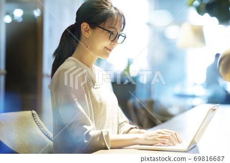 一個女人在一家咖啡館 一個女人在一家咖啡館 69816687