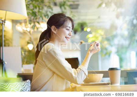 一個女人在一家咖啡館 69816689