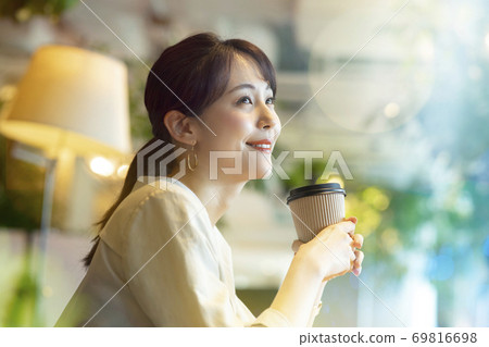 一個女人在一家咖啡館 一個女人在一家咖啡館 69816698