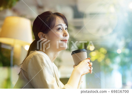 一個女人在一家咖啡館 一個女人在一家咖啡館 69816700
