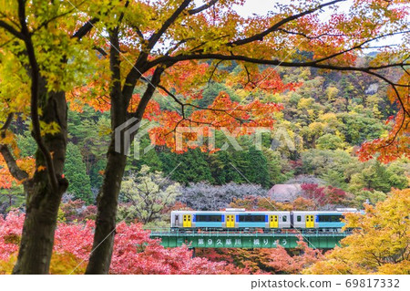 Mizugun線火車穿越紅葉和鐵橋福島縣八千町 Mizugun線火車穿越紅葉和鐵橋福島縣八千町 69817332