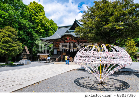 新鮮的綠色秩父神社禮拜堂 新鮮的綠色秩父神社禮拜堂 69817386