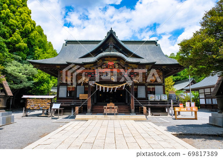 新鮮的綠色秩父神社禮拜堂 69817389