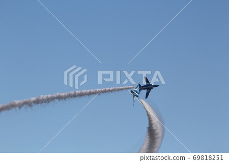 藍色衝動大頭釘交叉藍色衝動大頭釘 69818251