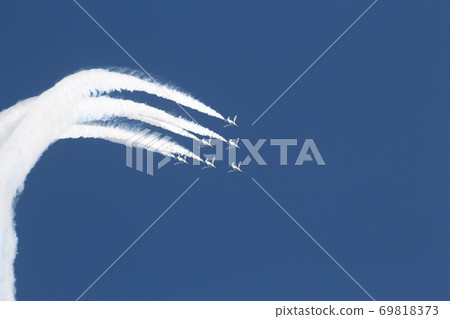 Delta looping Blue Impulse Formation of 6 aircraft in the blue sky 69818373