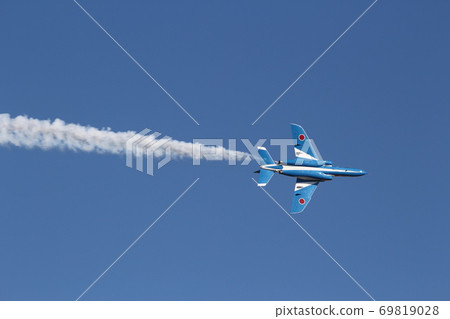 Blue Impulse No. 5 four-point roll independent machine Blue Impulse No. 5 four-point roll independent machine 69819028