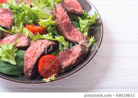 Salad with grilled beef medium roast 69819653